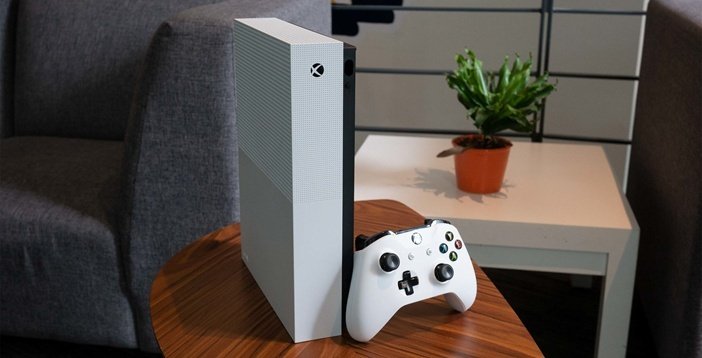 Xbox One S рядом с геймпадом